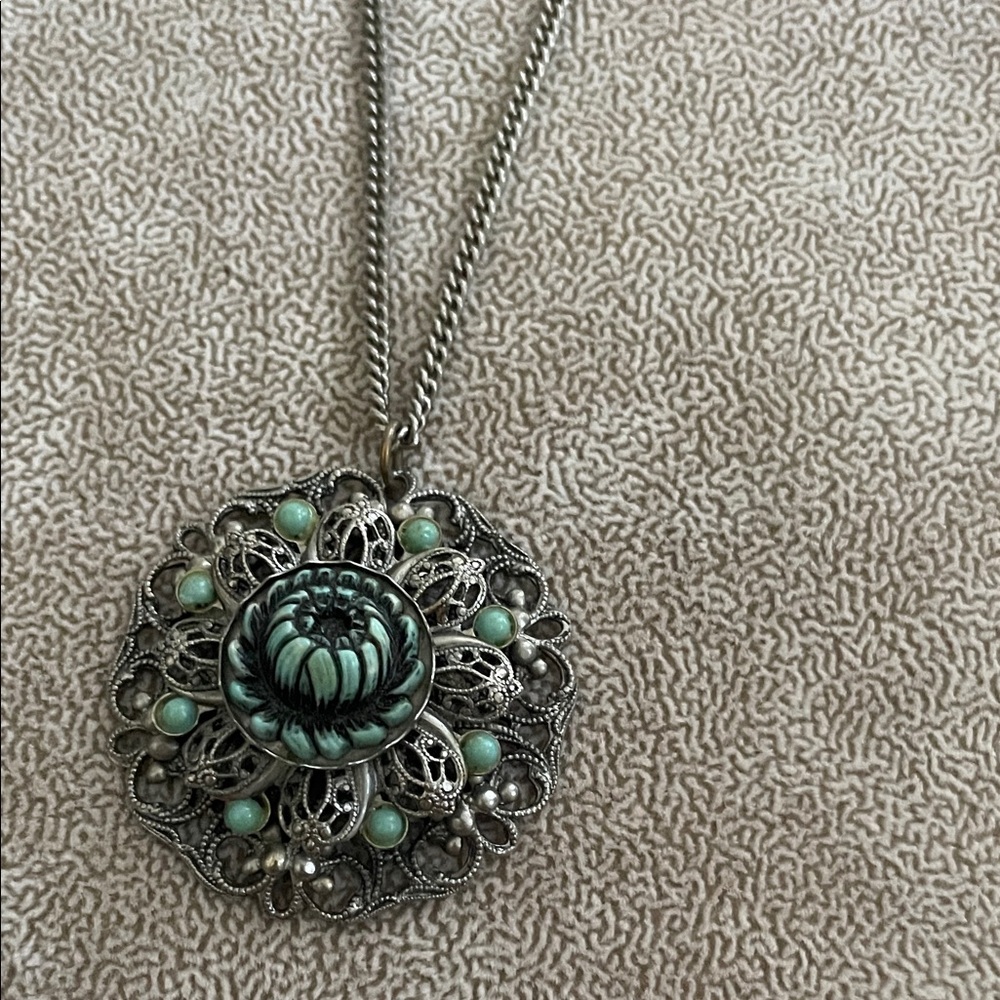 Elegant Silver and Green Pendant Necklace